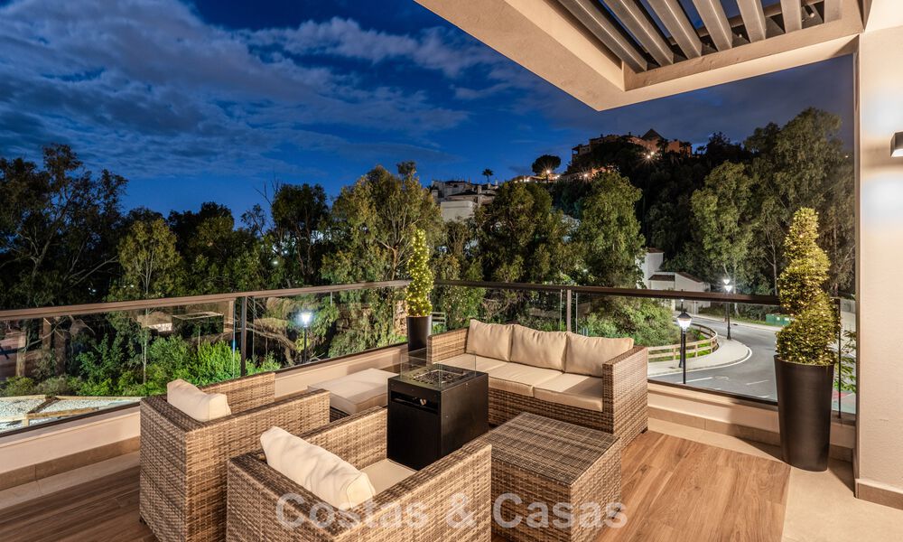 Instapklaar, modern penthouse in een complex naast een meer met panoramisch uitzicht te koop in Nueva Andalucia, Marbella 781594