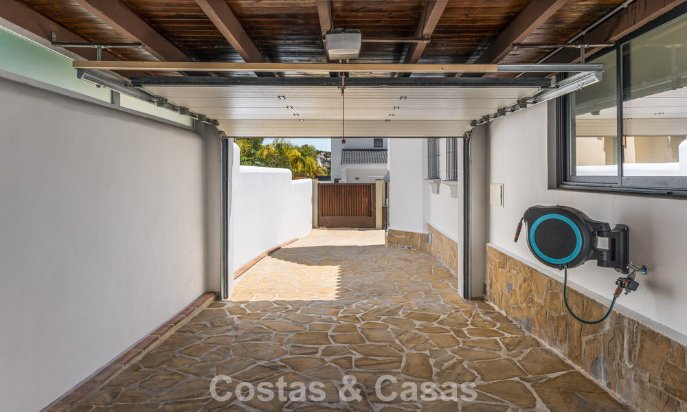 Stijlvolle zuiderse familiewoning te koop in Nueva Andalucia’s golfvallei, Marbella 781864