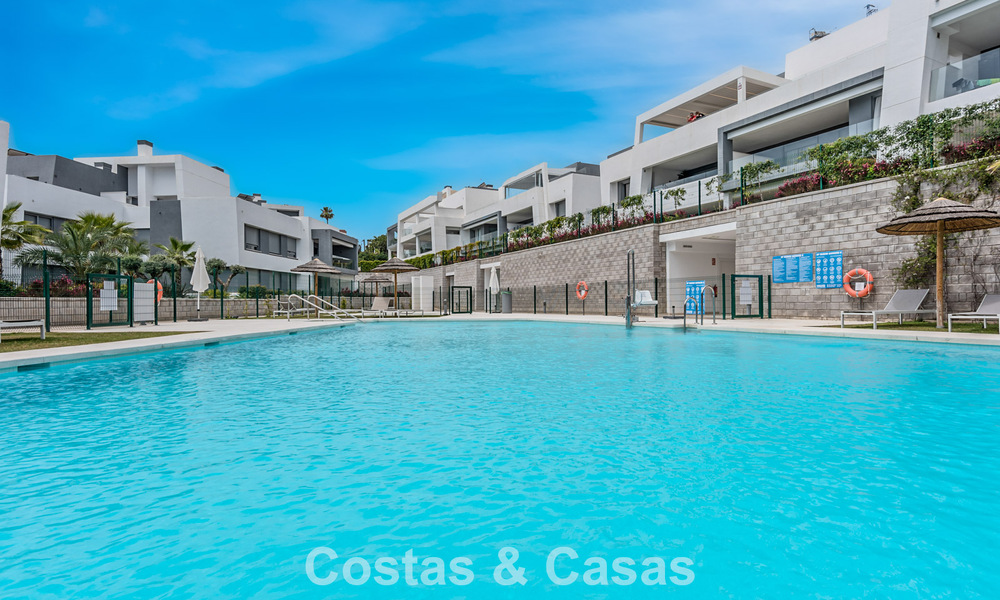 Instapklaar, contemporain appartement te koop op de New Golden Mile tussen Marbella en Estepona 781957