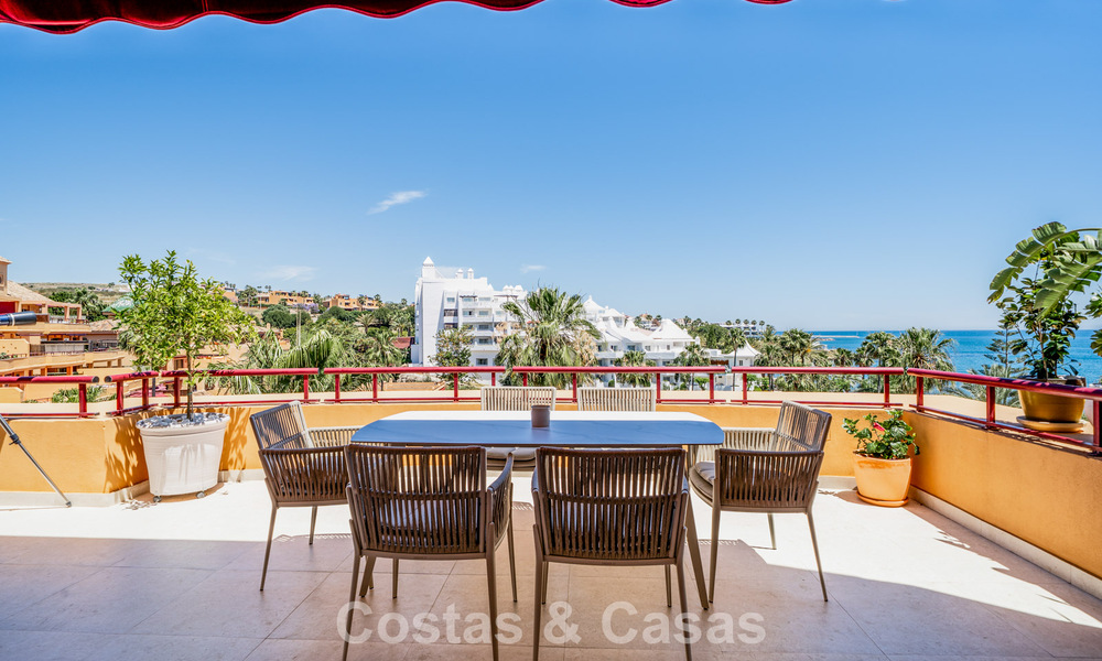 Instapklaar appartement met zeezicht te koop in een eerstelijns strandcomplex op loopafstand van Estepona centrum 782373