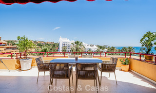 Instapklaar appartement met zeezicht te koop in een eerstelijns strandcomplex op loopafstand van Estepona centrum 782373 