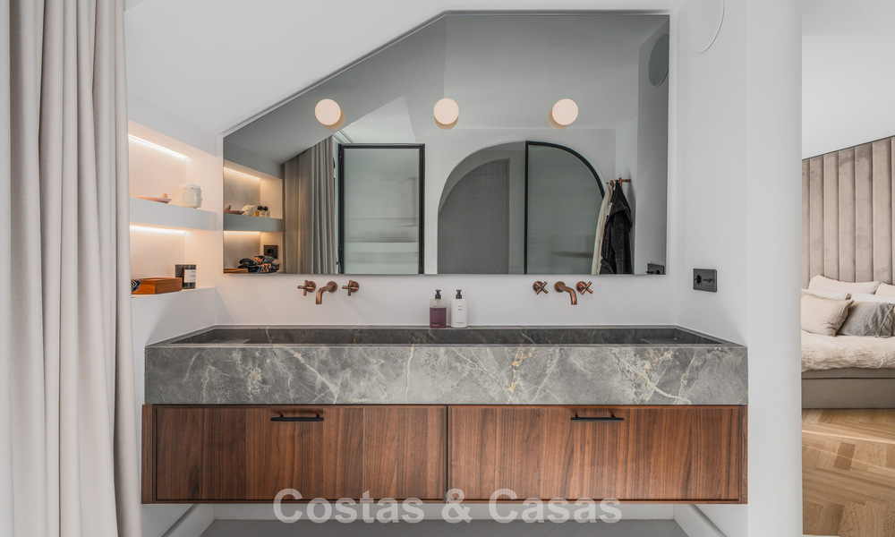 Instapklaar duplex penthouse, modern gerenoveerd, met formidabel zeezicht te koop in Marbella - Benahavis 782405
