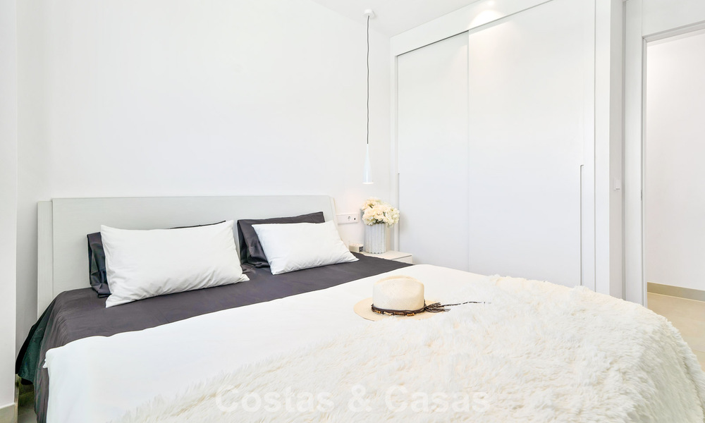 Instapklaar appartement met berg- en zeezicht te koop in een vooruitstrevend lifestyle-complex in Fuengirola, Costa del Sol 782097