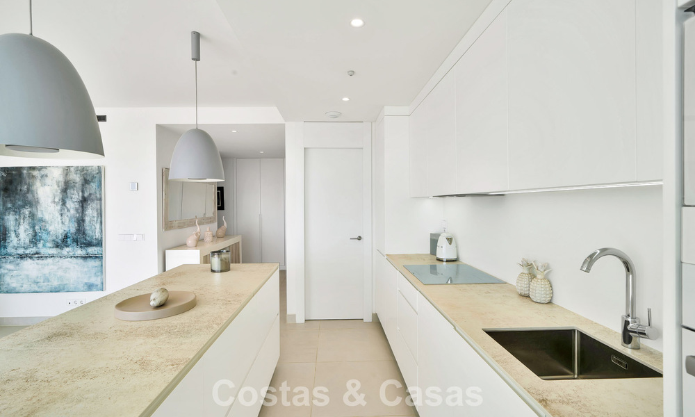 Instapklaar appartement met berg- en zeezicht te koop in een vooruitstrevend lifestyle-complex in Fuengirola, Costa del Sol 782116