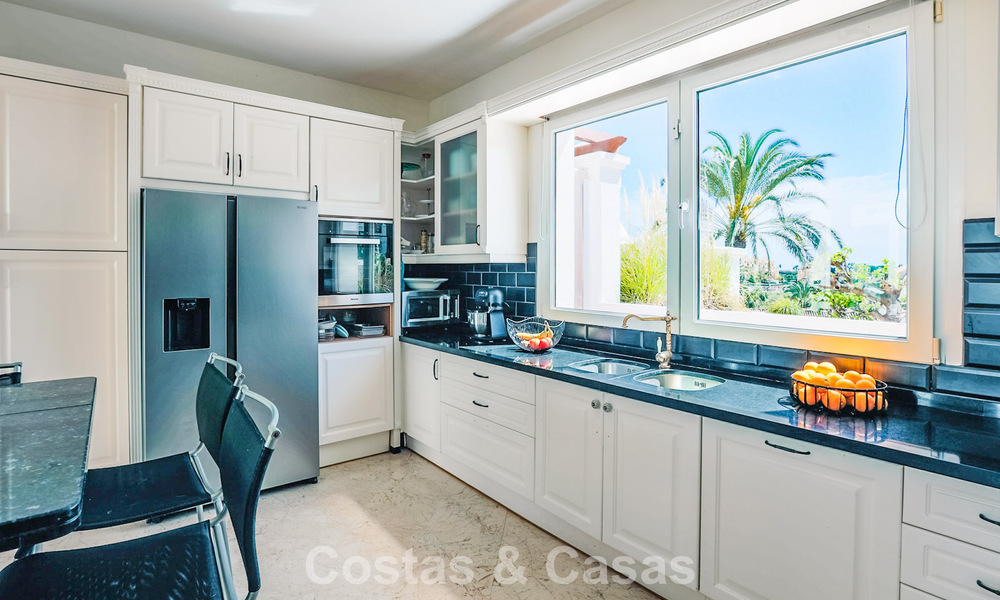 Instapklare, mediterrane familievilla te koop in een gated golfresort op de New Golden Mile tussen Marbella en Estepona 782176