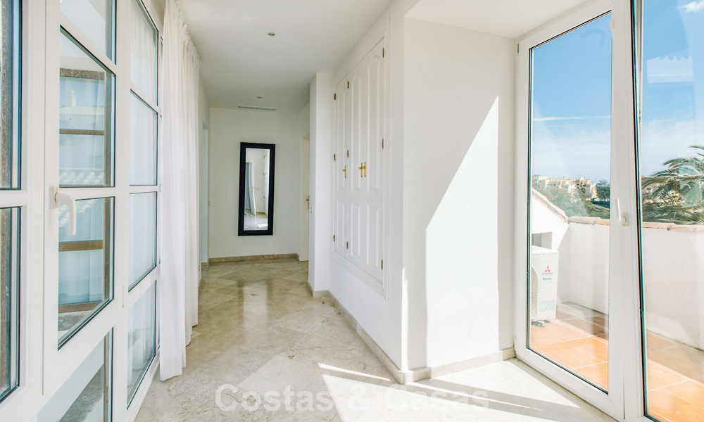 Instapklare, mediterrane familievilla te koop in een gated golfresort op de New Golden Mile tussen Marbella en Estepona 782187