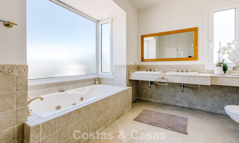 Instapklare, mediterrane familievilla te koop in een gated golfresort op de New Golden Mile tussen Marbella en Estepona 782190