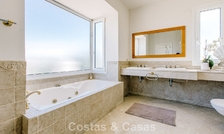 Instapklare, mediterrane familievilla te koop in een gated golfresort op de New Golden Mile tussen Marbella en Estepona 782190 