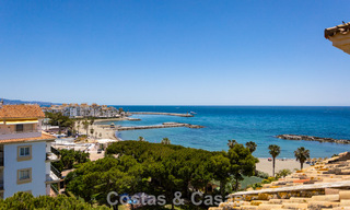 Duplex penthouse met zeezicht te koop in een gated, eerstelijns strandcomplex in Puerto Banus, Marbella 782235 