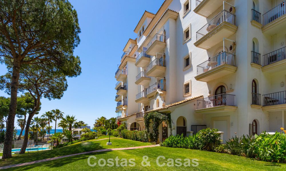 Duplex penthouse met zeezicht te koop in een gated, eerstelijns strandcomplex in Puerto Banus, Marbella 782236