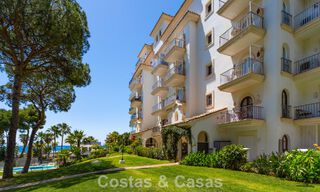 Duplex penthouse met zeezicht te koop in een gated, eerstelijns strandcomplex in Puerto Banus, Marbella 782236 