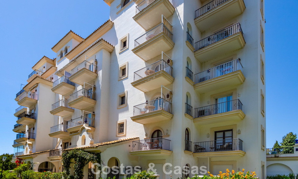 Duplex penthouse met zeezicht te koop in een gated, eerstelijns strandcomplex in Puerto Banus, Marbella 782237