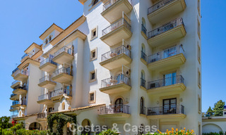 Duplex penthouse met zeezicht te koop in een gated, eerstelijns strandcomplex in Puerto Banus, Marbella 782237 