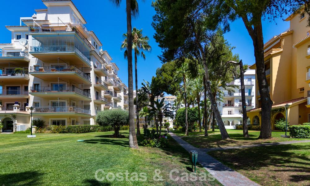 Duplex penthouse met zeezicht te koop in een gated, eerstelijns strandcomplex in Puerto Banus, Marbella 782238