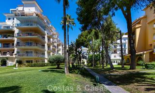 Duplex penthouse met zeezicht te koop in een gated, eerstelijns strandcomplex in Puerto Banus, Marbella 782238 