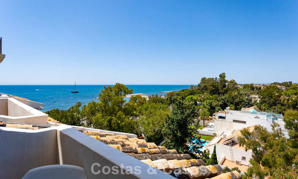 Duplex penthouse met zeezicht te koop in een gated, eerstelijns strandcomplex in Puerto Banus, Marbella 782240