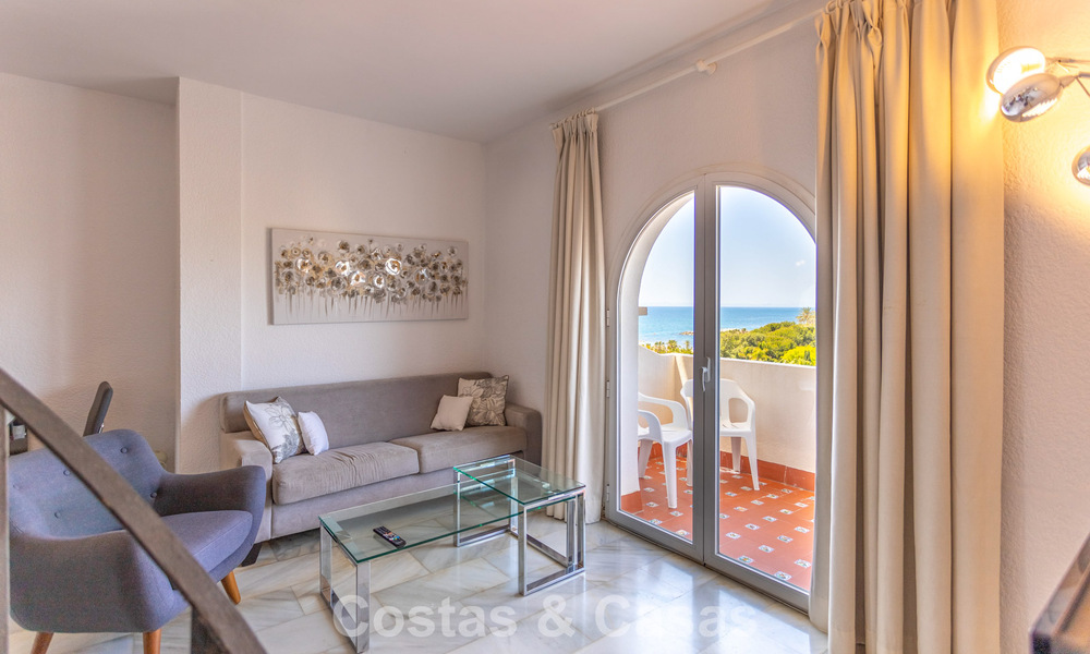 Duplex penthouse met zeezicht te koop in een gated, eerstelijns strandcomplex in Puerto Banus, Marbella 782242