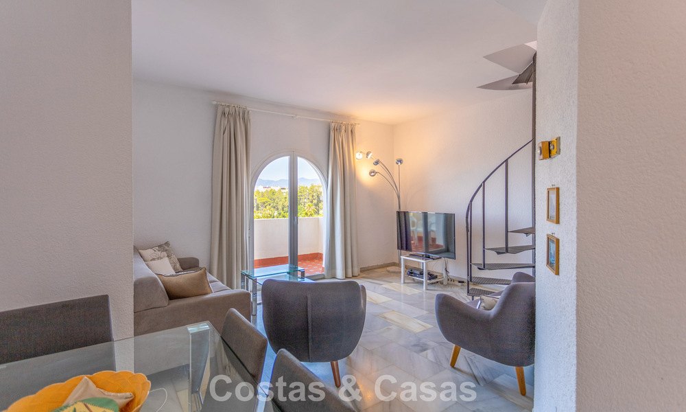Duplex penthouse met zeezicht te koop in een gated, eerstelijns strandcomplex in Puerto Banus, Marbella 782243