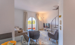 Duplex penthouse met zeezicht te koop in een gated, eerstelijns strandcomplex in Puerto Banus, Marbella 782243 