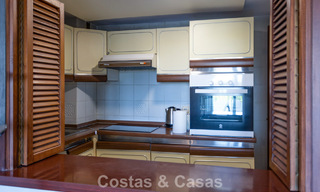 Duplex penthouse met zeezicht te koop in een gated, eerstelijns strandcomplex in Puerto Banus, Marbella 782244 