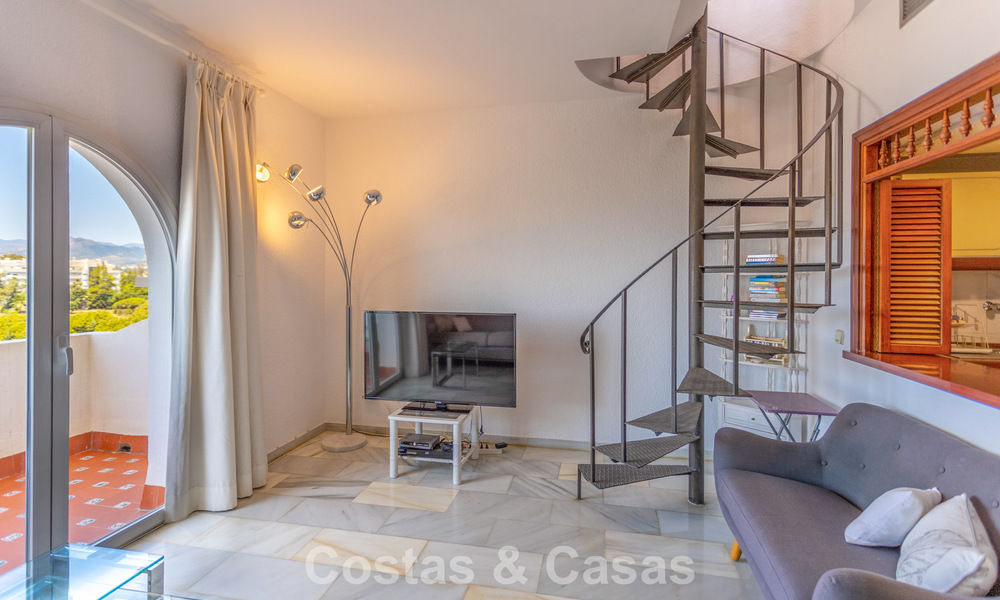 Duplex penthouse met zeezicht te koop in een gated, eerstelijns strandcomplex in Puerto Banus, Marbella 782245