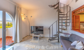 Duplex penthouse met zeezicht te koop in een gated, eerstelijns strandcomplex in Puerto Banus, Marbella 782245 
