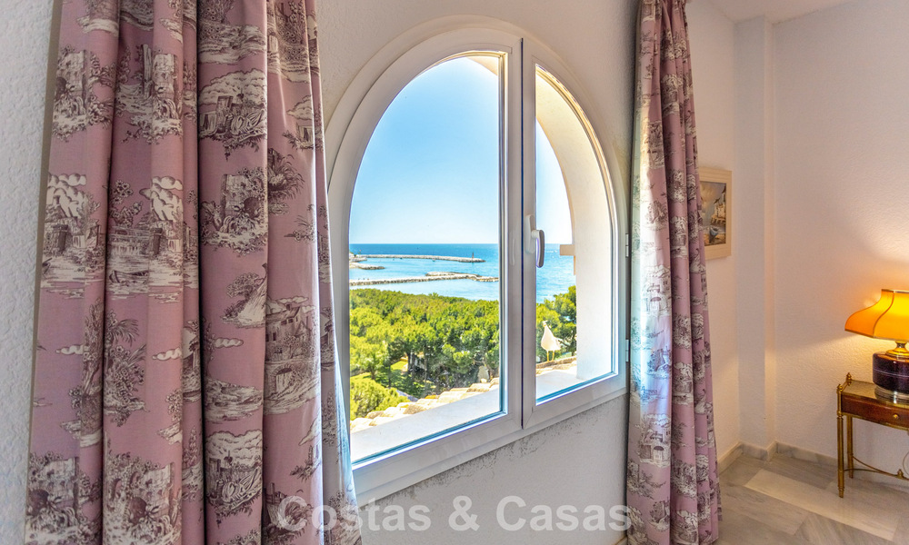 Duplex penthouse met zeezicht te koop in een gated, eerstelijns strandcomplex in Puerto Banus, Marbella 782247