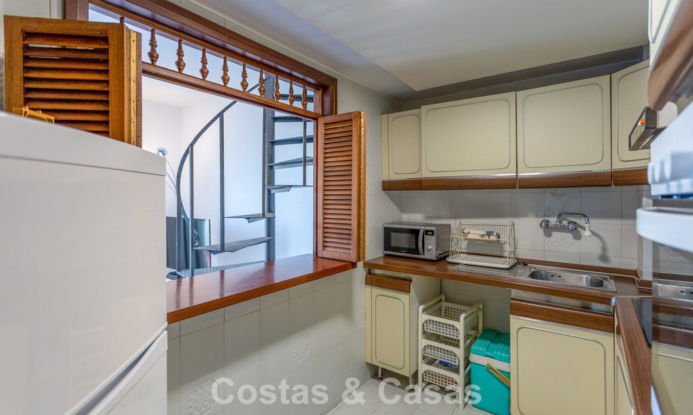 Duplex penthouse met zeezicht te koop in een gated, eerstelijns strandcomplex in Puerto Banus, Marbella 782248