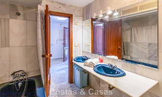 Duplex penthouse met zeezicht te koop in een gated, eerstelijns strandcomplex in Puerto Banus, Marbella 782250 