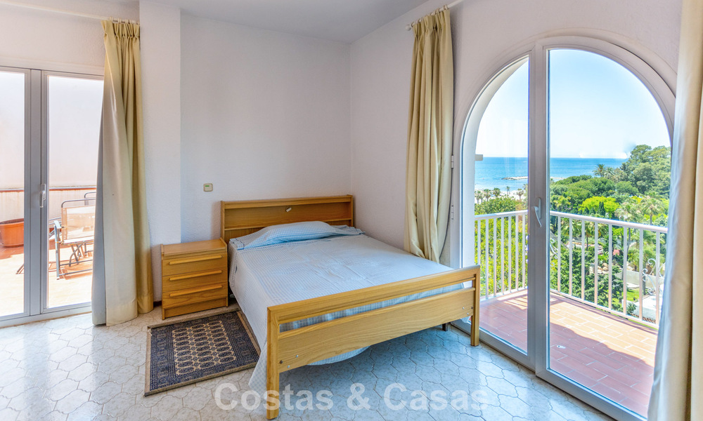 Duplex penthouse met zeezicht te koop in een gated, eerstelijns strandcomplex in Puerto Banus, Marbella 782254