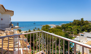 Duplex penthouse met zeezicht te koop in een gated, eerstelijns strandcomplex in Puerto Banus, Marbella 782256 
