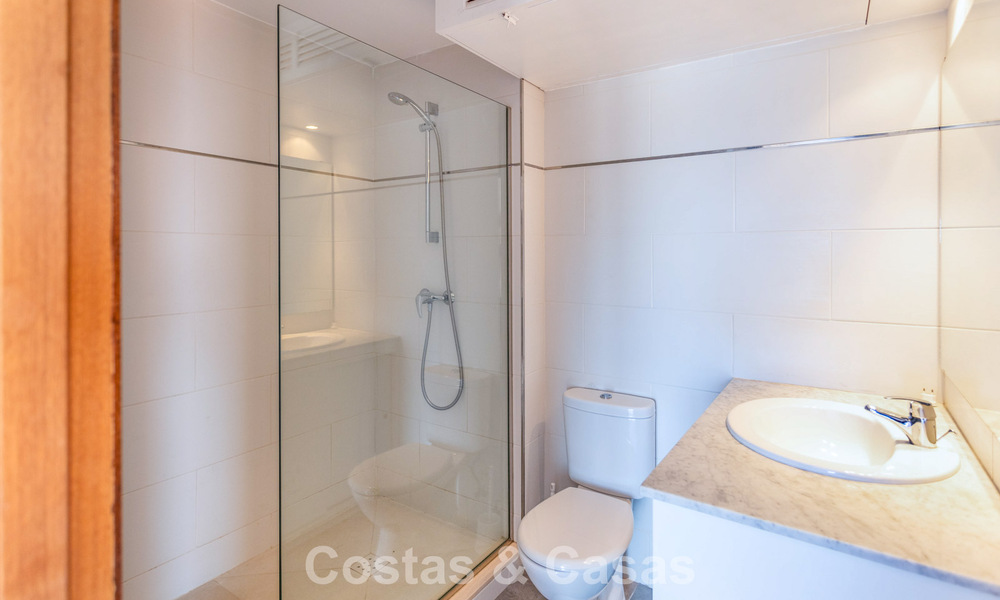 Duplex penthouse met zeezicht te koop in een gated, eerstelijns strandcomplex in Puerto Banus, Marbella 782257