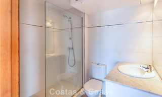 Duplex penthouse met zeezicht te koop in een gated, eerstelijns strandcomplex in Puerto Banus, Marbella 782257 