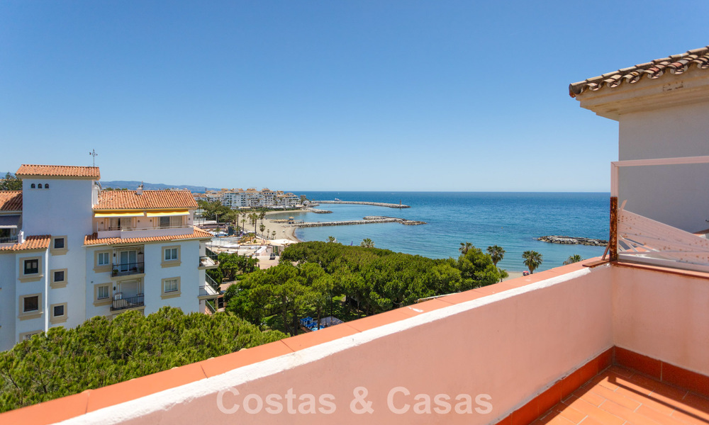 Duplex penthouse met zeezicht te koop in een gated, eerstelijns strandcomplex in Puerto Banus, Marbella 782258