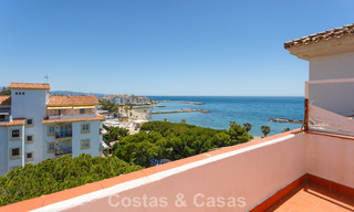 Duplex penthouse met zeezicht te koop in een gated, eerstelijns strandcomplex in Puerto Banus, Marbella 782258 