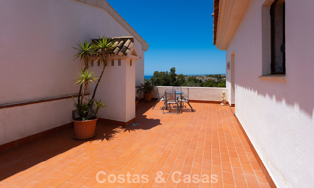 Duplex penthouse met zeezicht te koop in een gated, eerstelijns strandcomplex in Puerto Banus, Marbella 782259
