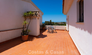 Duplex penthouse met zeezicht te koop in een gated, eerstelijns strandcomplex in Puerto Banus, Marbella 782259 