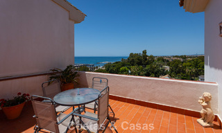 Duplex penthouse met zeezicht te koop in een gated, eerstelijns strandcomplex in Puerto Banus, Marbella 782260 