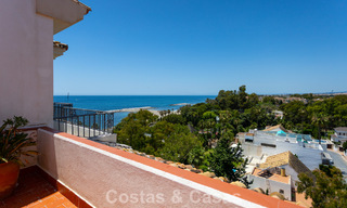 Duplex penthouse met zeezicht te koop in een gated, eerstelijns strandcomplex in Puerto Banus, Marbella 782261 