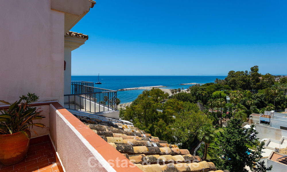 Duplex penthouse met zeezicht te koop in een gated, eerstelijns strandcomplex in Puerto Banus, Marbella 782262
