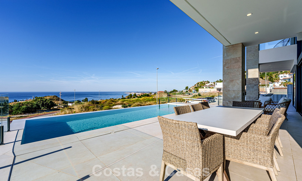 Instapklare, moderne luxevilla met panoramisch zeezicht te koop in een rustige woonwijk in Benalmadena, Costa del Sol 782321