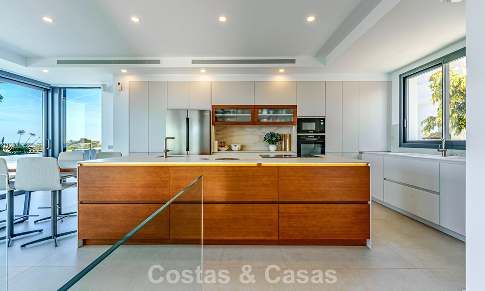 Instapklare, moderne luxevilla met panoramisch zeezicht te koop in een rustige woonwijk in Benalmadena, Costa del Sol 782329