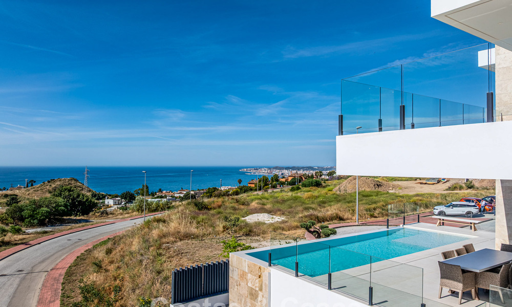 Instapklare, moderne luxevilla met panoramisch zeezicht te koop in een rustige woonwijk in Benalmadena, Costa del Sol 782358