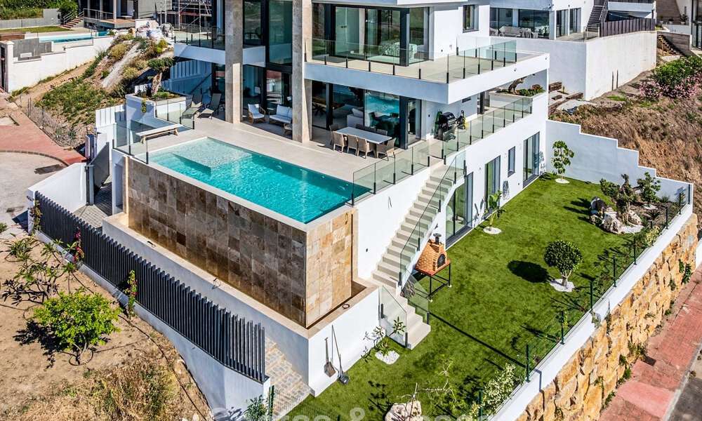 Instapklare, moderne luxevilla met panoramisch zeezicht te koop in een rustige woonwijk in Benalmadena, Costa del Sol 782361