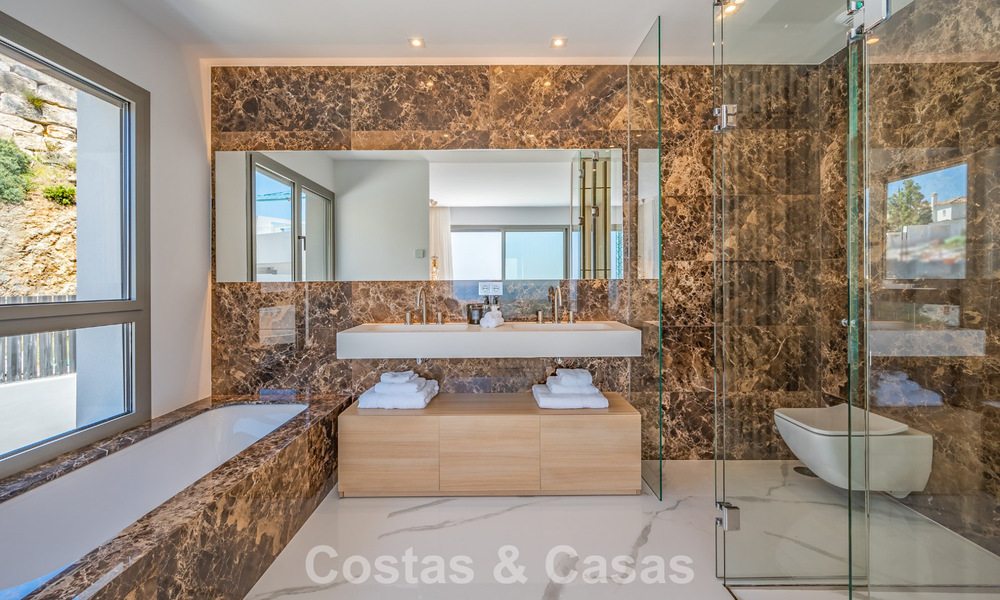 Geavanceerd appartement met zeezicht te koop in een gated boutique complex in de heuvels van Marbella - Benahavis 783450