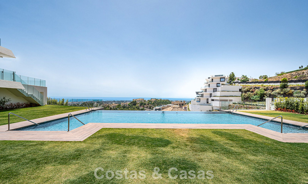 Geavanceerd appartement met zeezicht te koop in een gated boutique complex in de heuvels van Marbella - Benahavis 783473