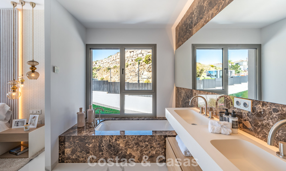 Geavanceerd appartement met zeezicht te koop in een gated boutique complex in de heuvels van Marbella - Benahavis 783497