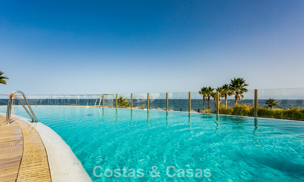 Modern 4-slaapkamer appartement te koop aan het strand met zeezicht in Estepona, Costa del Sol 782665