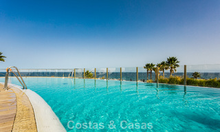 Modern 4-slaapkamer appartement te koop aan het strand met zeezicht in Estepona, Costa del Sol 782665 