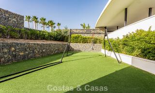 Modern 4-slaapkamer appartement te koop aan het strand met zeezicht in Estepona, Costa del Sol 782669 